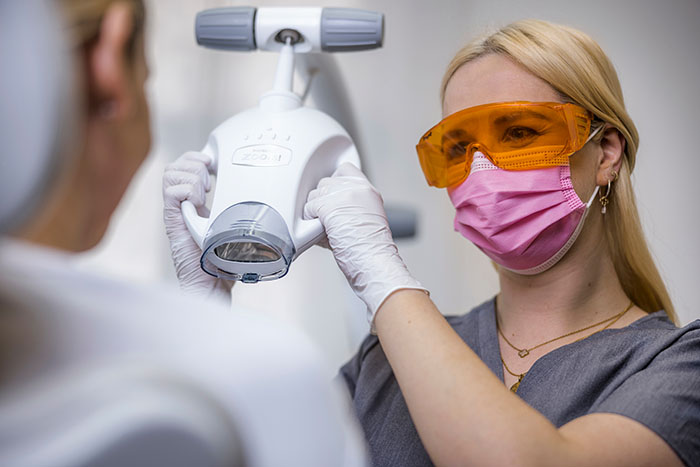 ZFA und Patientin beim Bleaching